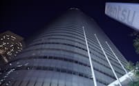 午後10時すぎに消灯した電通の本社ビル（24日、東京都港区）
