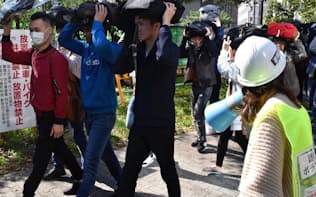 避難の呼びかけを外国語に翻訳する日本語学校の教員(右)
（11月4日、東京都新宿区）
