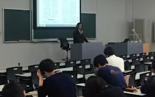 木谷さんは過労予防啓発の講演に取り組む
（東京都新宿区の早稲田大学）
