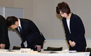 第三者委員会の報告書公表を受け、記者会見で謝罪するDeNAの南場智子会長(右)と守安功社長（13日）
