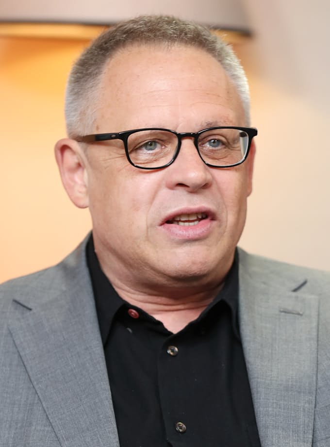 ビル コンドンさん 実写版 美女と野獣 を監督 日本経済新聞