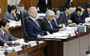 今国会初めての質疑が開かれた衆院憲法審査会。前列左から2人目は森英介会長(3月)