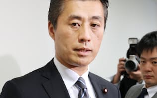 代表代行の辞表を提出し記者の質問に答える民進党の細野氏(13日、衆院第1議員会館)