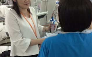 熊沢さん(左)が勤める名古屋共立病院の透析施設は患者でごった返す