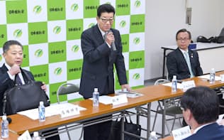 日本維新の会の常任役員会であいさつする松井代表(中)(22日、大阪市中央区)
