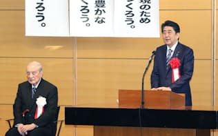 新しい憲法を制定する推進大会であいさつする安倍首相。左は中曽根元首相(1日、東京・永田町)