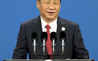 「一帯一路」の国際会議の開幕式で演説する習国家主席（14日、北京）=共同
