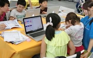 CAテックキッズの「テックキッズスクール」渋谷校。小学生がそれぞれの課題に自主的に取り組む
