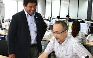 定年後も大和ハウス工業で働く古川さん(左)。シニアメンターとして現場をサポートする（東京都千代田区）

