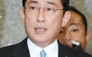 記者の質問に答える岸田外相(28日、防衛省)