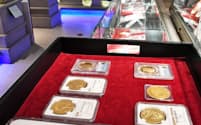各国の希少な金貨が並ぶコイン販売店（東京・銀座のユニバーサルコインズ）
