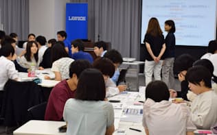 学生はインターンで企業理解を深める（8月、東京都港区で開催されたローソンのインターンシップ）
