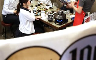 「プレミアムフライデー」で仕事帰りに飲食する会社員ら（4月、東京都港区）
