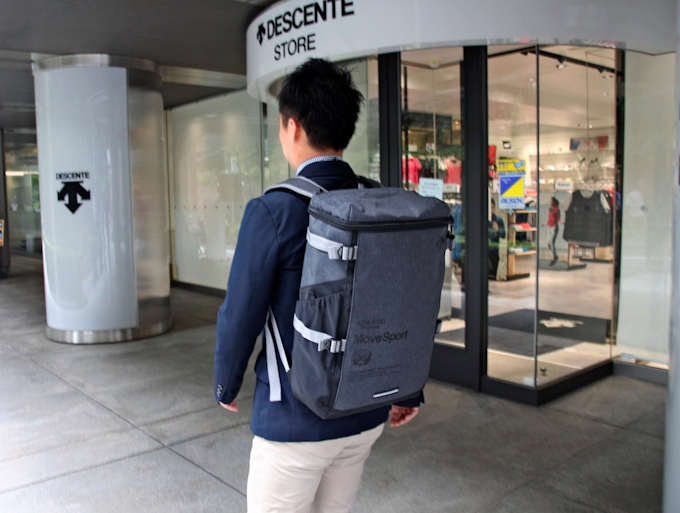 仕事もジムもこのリュック 日本経済新聞