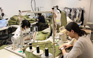 ネバーセイネバーの工場では若い職人が縫製する（8月、東京都渋谷区）
