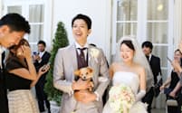 愛犬も家族の一員として結婚式に参加する
