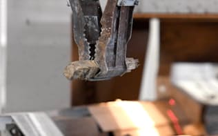 ロボットアームが木くずやがれきをより分ける（シタラ興産のリサイクル工場、埼玉県深谷市）
