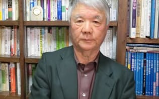 精神科医の経験を生かし、長崎県の自宅で博士論文をまとめている松本さん
