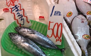 ヒラメ(右)の4分の1の価格で売られる小型マグロ（神奈川県内の鮮魚店）
