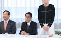 自民党の「財政構造のあり方検討小委員会」の初会合であいさつする小渕氏(右)（13日、党本部）
