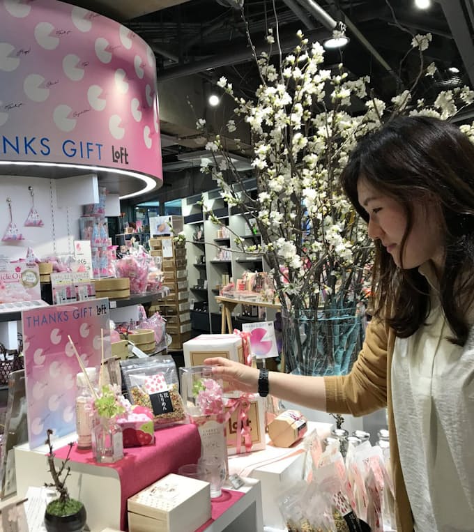 エア花見 商戦 花盛り 屋内で観賞 混雑 花粉なし 日本経済新聞