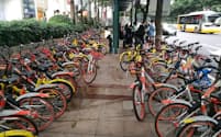 モバイクのオレンジ色のシェア自転車は中国の街中で目にする（広東省広州市）
