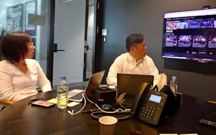 ネットフリックスのテレビ会議システムを使う山本さん(左)
