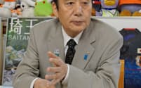 インタビューに答える上田・知事会長（埼玉県庁）
