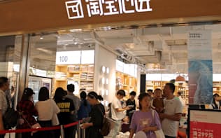 アリババが開業したショッピングセンターには淘宝網の名前を冠した店舗も入る（中国・杭州）
