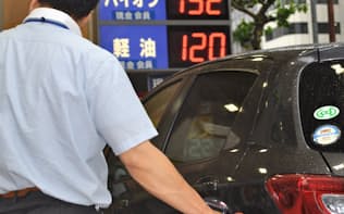 原油価格の上昇でガソリン店頭価格も上がっている（7日、東京都内）
