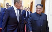 ラブロフ外相(左)と歓談する北朝鮮の金正恩委員長（5月31日、平壌）=タス共同

