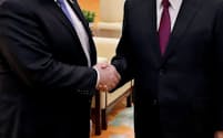 中国の習主席(右)と握手するポンペオ米国務長官
=ロイター
