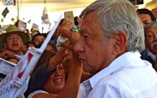 集会で支持者にこたえるロペスオブラドール候補
（4日、メキシコ中部イダルゴ州）
