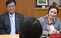 岡山県庁を訪れた益子CEO(左)とサラデポ氏（4月）
