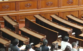 働き方改革関連法が与党などの賛成多数で可決、成立した参院本会議（29日）
