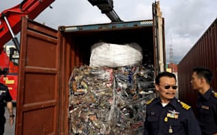 コンテナの中に隠された電子機器の廃棄物を押収するタイの税関当局者ら（5月、タイ東部）=ロイター
