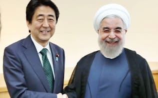 イランのロウハニ大統領(右)と握手する安倍首相（2015年9月、ニューヨーク）=共同
