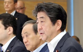 西日本豪雨の非常災害対策本部会議で発言する安倍首相（12日、首相官邸）
