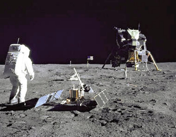 7月日 アポロ11号 人類初の月面着陸 日本経済新聞 7月日 アポロ11号 人類初の月面着陸 日本経済新聞