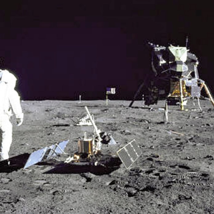 7月日 アポロ11号 人類初の月面着陸 日本経済新聞