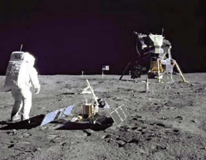 7月日 アポロ11号 人類初の月面着陸 日本経済新聞