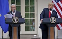 トランプ米大統領(右)とユンケル欧州委員長は関税撤廃交渉に入ることで合意した（25日、ワシントン）=ロイター
