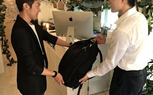 「エクボクローク」を使うと、重たい荷物を店舗などに預けられる（東京・港の美容室PiNCH）
