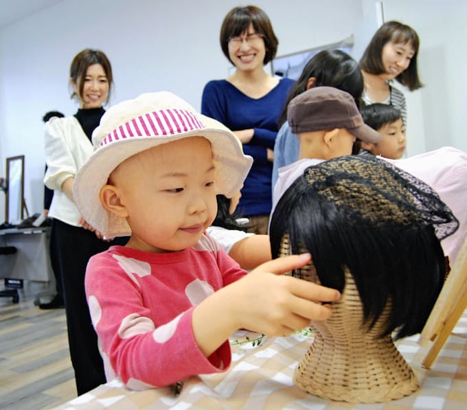 娘への愛 ウィッグに込め 脱毛症の子向け 母が商品化 日本経済新聞