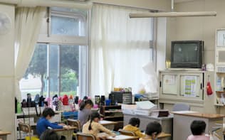 文科省は教室へのエアコン導入で猛暑対策を進める
