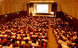 霞が関の文科省の講堂で開いた官僚向けセミナーには600人が集まった
