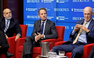 対談した（左から）バーナンキ元FRB議長、ガイトナー元ニューヨーク連銀総裁、ポールソン元米財務長官（12日、ワシントン）=ロイター
