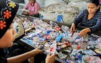 リサイクルセンターに集められたプラスチックのごみ（7月、バンコク近郊）=小高顕撮影
