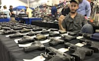 米国の有権者には銃の愛好家も多い（9月下旬、フロリダ州タラハシーで開かれた銃の展示販売会）
