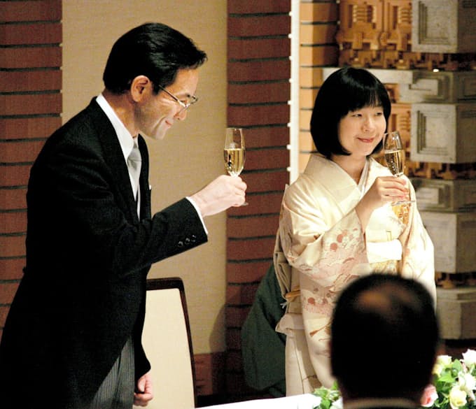 11月15日 紀宮さまと黒田さんご結婚 皇室離れ新たな生活 日本経済新聞